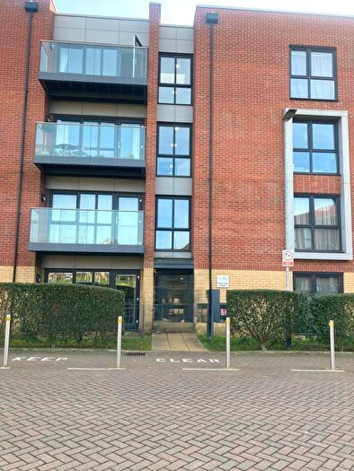 2 Bedroom Flat To Rent In Somerville House, Holmesley Road, Borehamwood, Hertfordshire, WD6