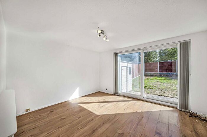 3 Bedroom Semi-Detached House To Rent In Swan Lane, Whetstone, N20