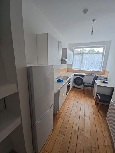 2 Bedroom Flat To Rent In Roundhay Road, Leeds, LS8