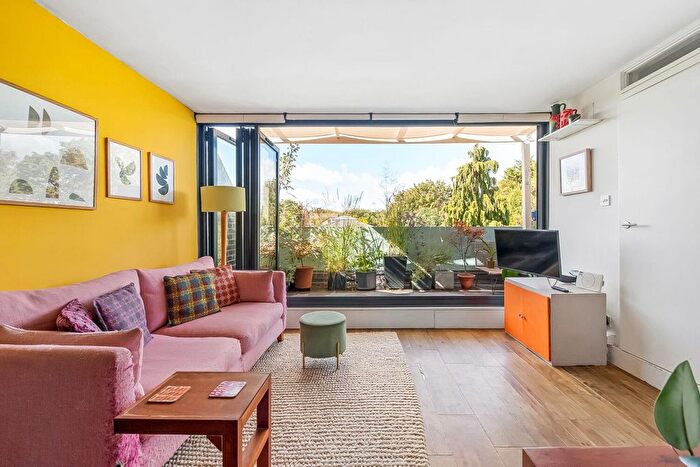 2 Bedroom Flat For Sale In South Croxted Road, Dulwich, London, SE21