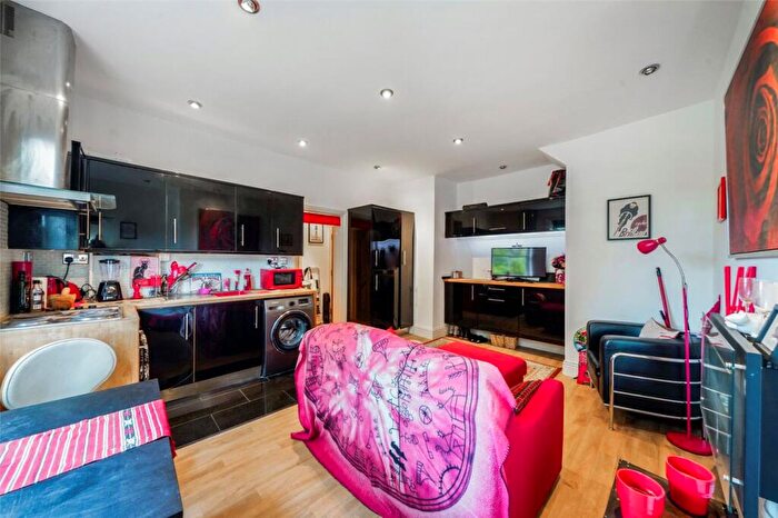 1 Bedroom Apartment For Sale In Camden Road, London, N7