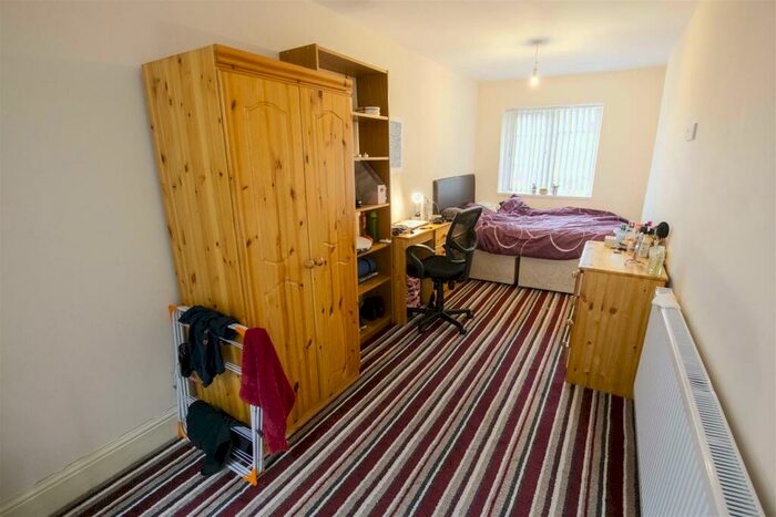 4 Bedroom House To Rent In Humphrey Middlemore Drive, Birmingham, B17