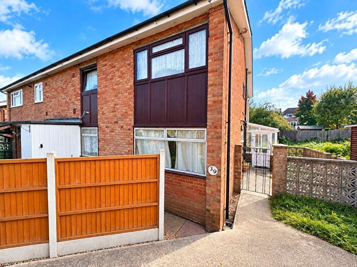 2 Bedroom Maisonette For Sale In Legge Crescent, Aldershot, Hampshire, GU11