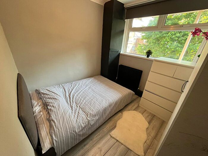 3 Bedroom Flat To Rent In Hind Grove, London, E14