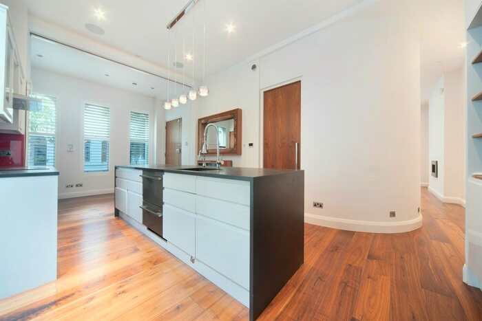 3 Bedroom Maisonette To Rent In Cathcart Road, London, SW10