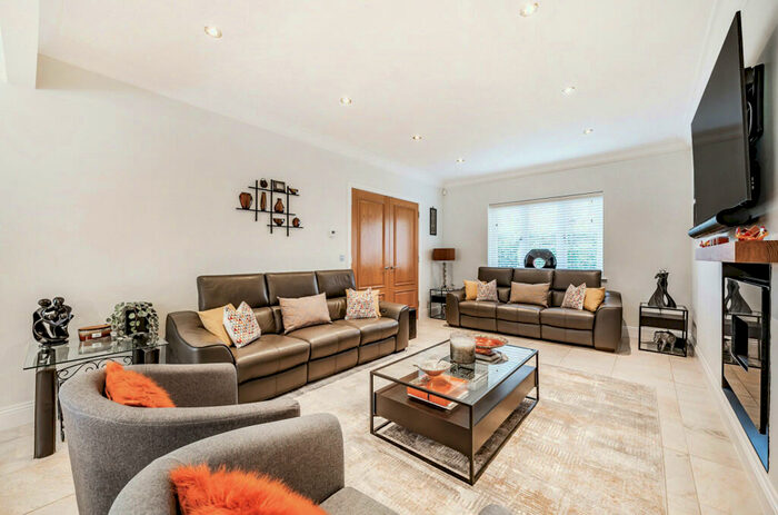 4 Bedroom Detached House For Sale In Warren Road, Woodley, Reading, RG5