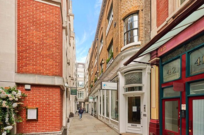 2 Bedroom Flat To Rent In Bulls Head Passage, Langbourn, EC3V