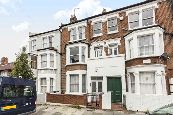 3 Bedroom Flat To Rent In Prideaux Road, London, SW9
