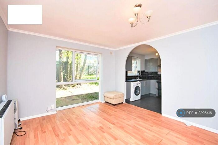2 Bedroom Flat To Rent In Meads Court, London, E15