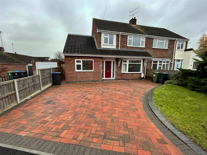 4 Bedroom Semi-Detached House To Rent In Springs Crescent, Southam, CV47