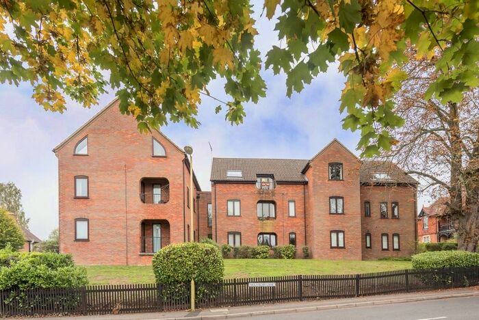 2 Bedroom Flat To Rent In Hollybush Lane, Harpenden AL5