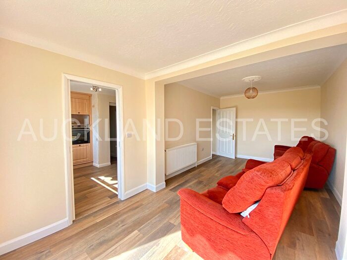 4 Bedroom Semi-detached House To Rent In Highview Gardens, Potters Bar, EN6