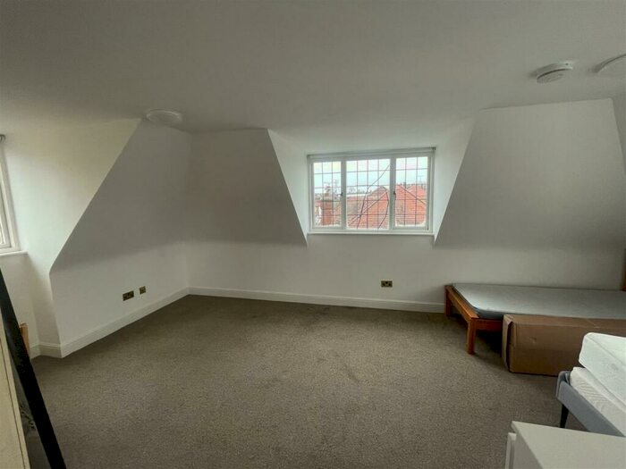 3 Bedroom Flat To Rent In Ravenscroft Avenue, London, NW11