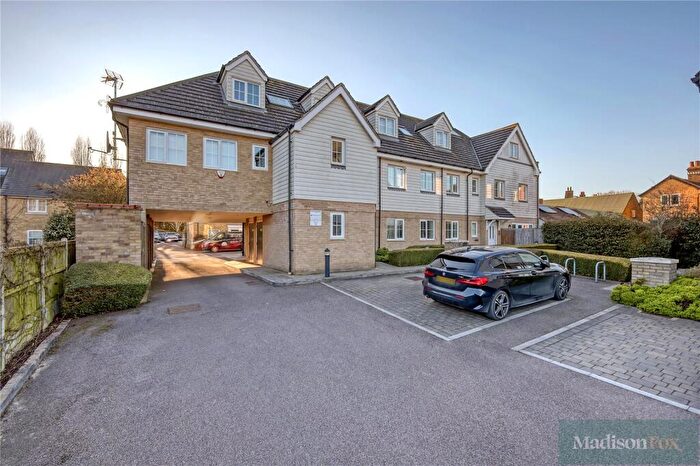 2 Bedroom Apartment For Sale In Sunnymede, Chigwell, Essex, IG7