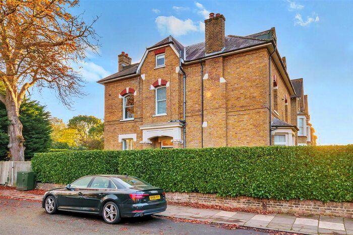 2 Bedroom Flat To Rent In The Avenue, Berrylands, Surbiton, KT5