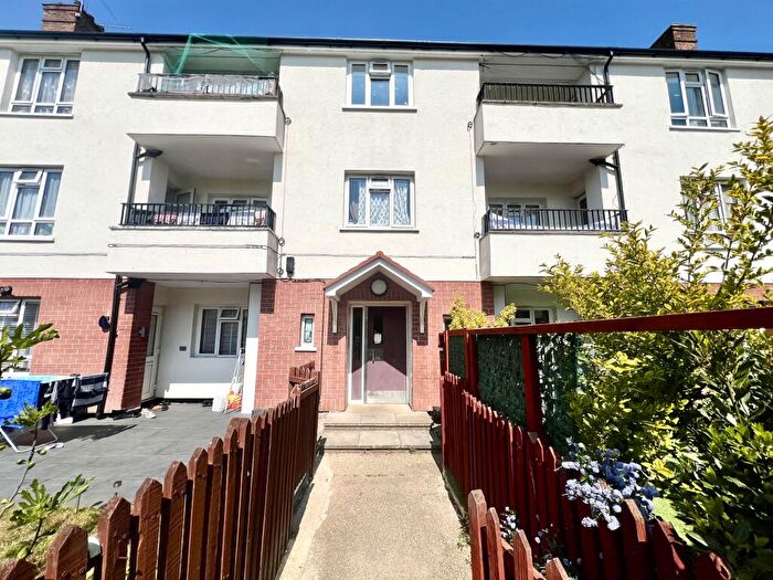3 Bedroom Flat For Sale In Darrell Close, Slough, SL3