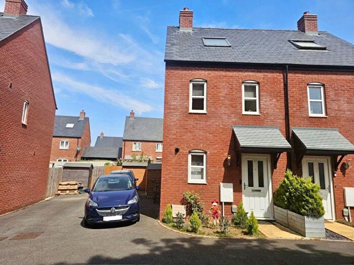 3 Bedroom Semi Detached House For Sale In Jenkinson Road, Banbury, OX16