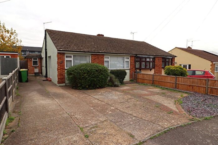 3 Bedroom Semi-Detached Bungalow For Sale In Abbey Close, Hullbridge, SS5