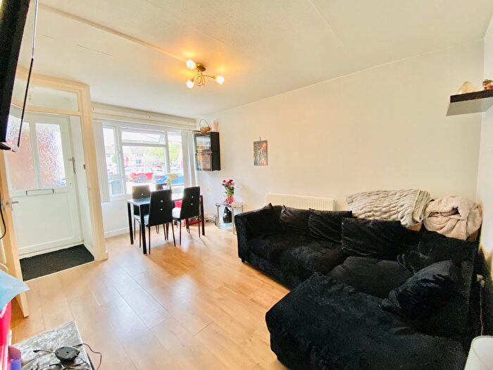 1 Bedroom Flat To Rent In Northfield, Hatfield, AL10