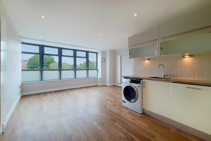 2 Bedroom Flat To Rent In The Broadway, London, N8
