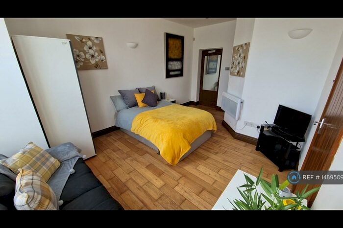 Studio To Rent In Windsor Road, Newton Heath, M40