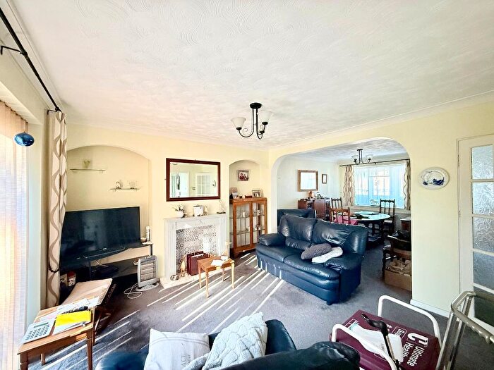 2 Bedroom Semi-Detached House For Sale In Wadhurst Avenue, Icknield, Luton, Bedfordshire, LU3
