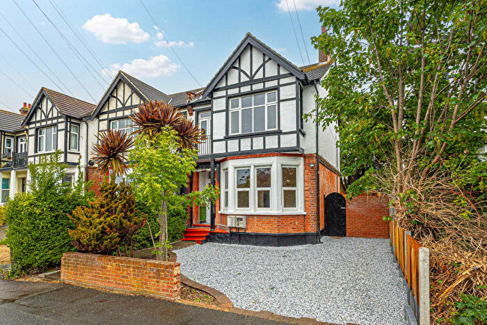 2 Bedroom Apartment For Sale In Britannia Road, Westcliff-on-sea, SS0