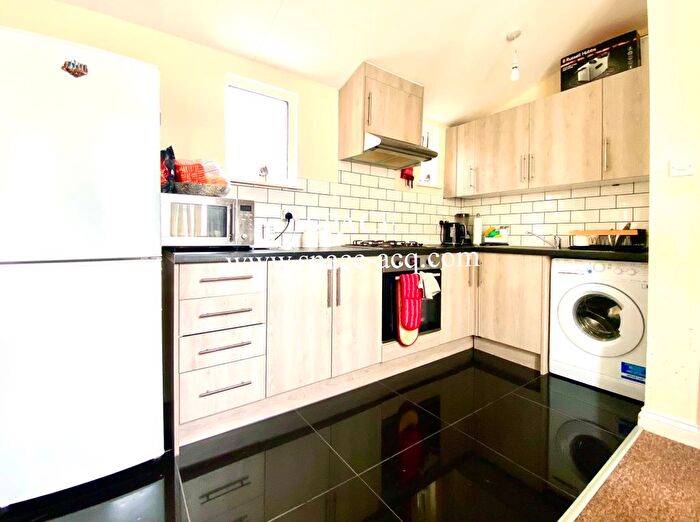 1 Bedroom Flat To Rent In B Baker Street, Enfield, EN1
