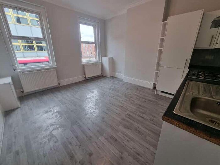 3 Bedroom Flat To Rent In London Road, Mitcham, Greater London, CR4