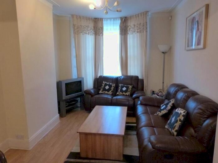 2 Bedroom Property To Rent In Hawthorne Road, Edmonton, N18