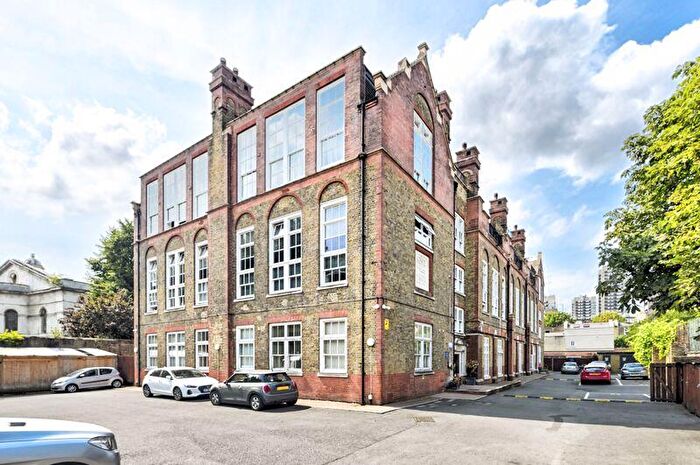 3 Bedroom Flat For Sale In School Mews, London, E1