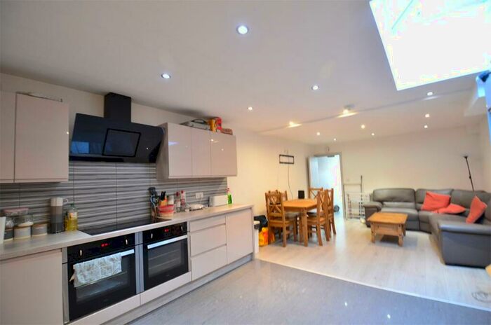 6 Bedroom Terraced House To Rent In Ensuite. &# Pppw For Group Of People. Heeley Rd, Selly Oak, B29