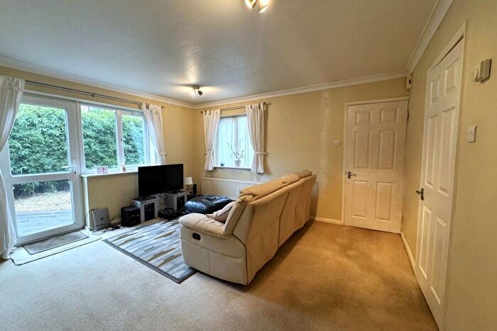 2 Bedroom End Of Terrace House To Rent In Woking, Surrey, GU21