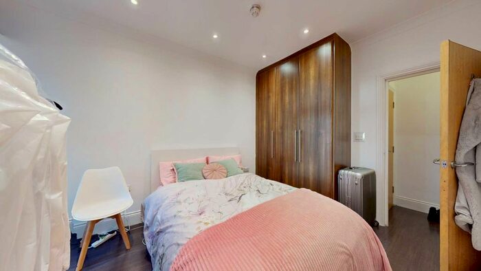 1 Bedroom Flat To Rent In High Street, Bushey, Hertfordshire, WD23