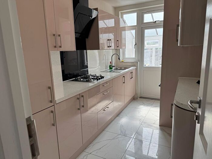 4 Bedroom Terraced House To Rent In Clifton Road, IG2