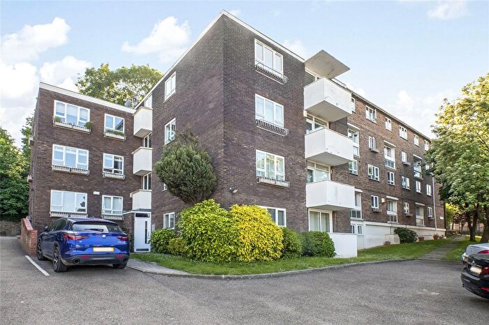 3 Bedroom Flat To Rent In Blackheath Hill, Greenwich, SE10