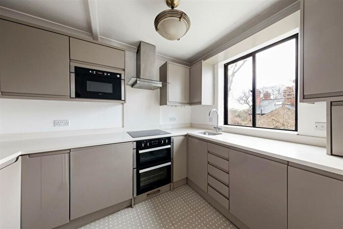 2 Bedroom Flat For Sale In Forest Court, Wanstead, E11