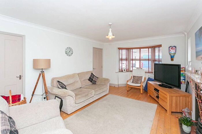 4 Bedroom Semi-detached House To Rent In Adrian Road, Hemel Hempstead, Abbots Langley, WD5