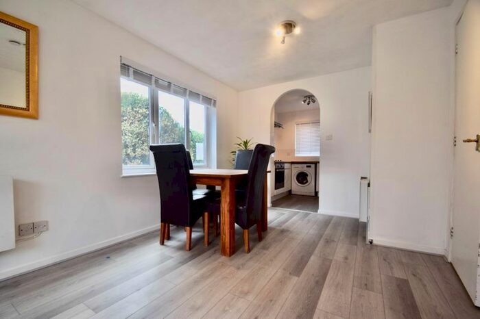 2 Bedroom Flat To Rent In Kipling Drive, Colliers Wood, London, SW19