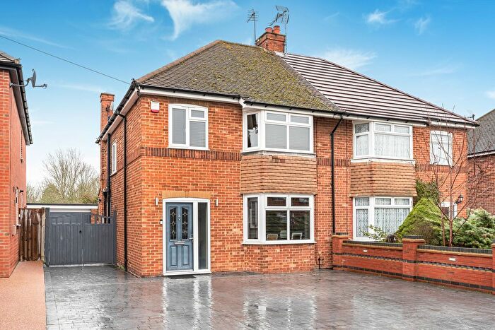 3 Bedroom Semi Detached House For Sale In Cottingham Grove, Bletchley, Milton Keynes, MK3