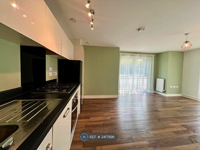 2 Bedroom Flat To Rent In Holly Acre, Dunstable, LU5