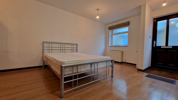 Studio To Rent In Coldharbour Lane, Hayes, UB3