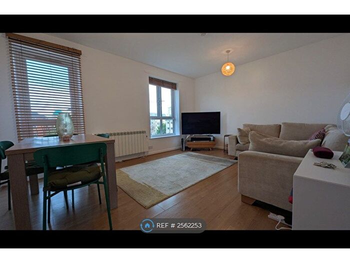 2 Bedroom Flat To Rent In Garter Way, London, SE16