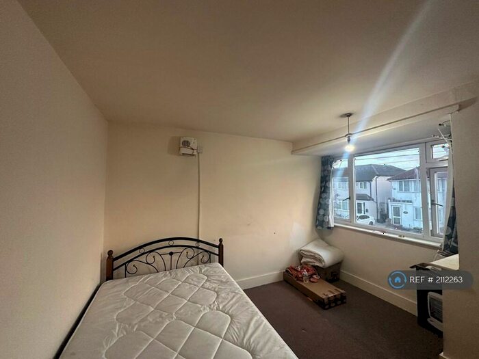 3 Bedroom Detached House To Rent In Beg Room, London, RM10