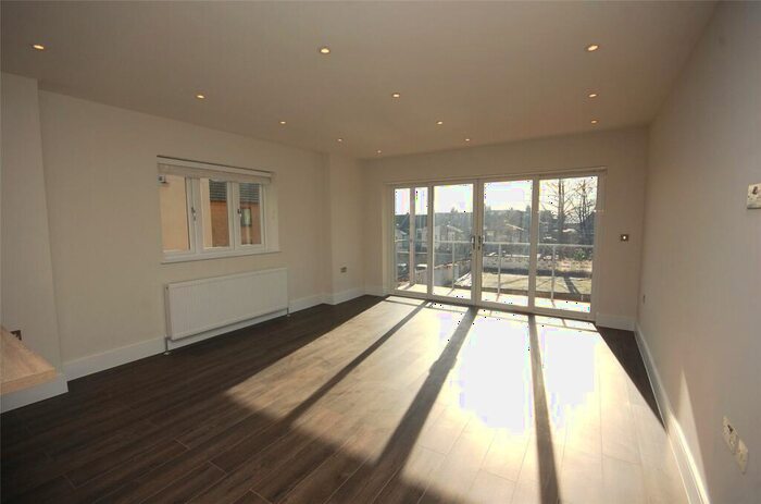 2 Bedroom Apartment To Rent In Friern Park, North Finchley, London, N12