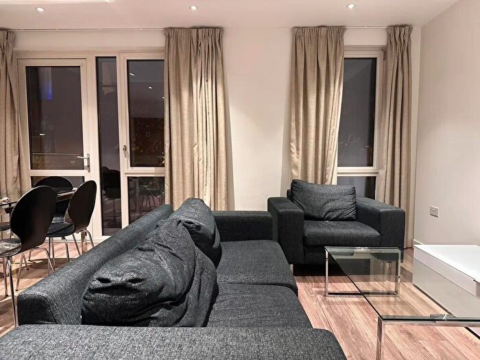 3 Bedroom Apartment To Rent In Devan Grove, London, N4