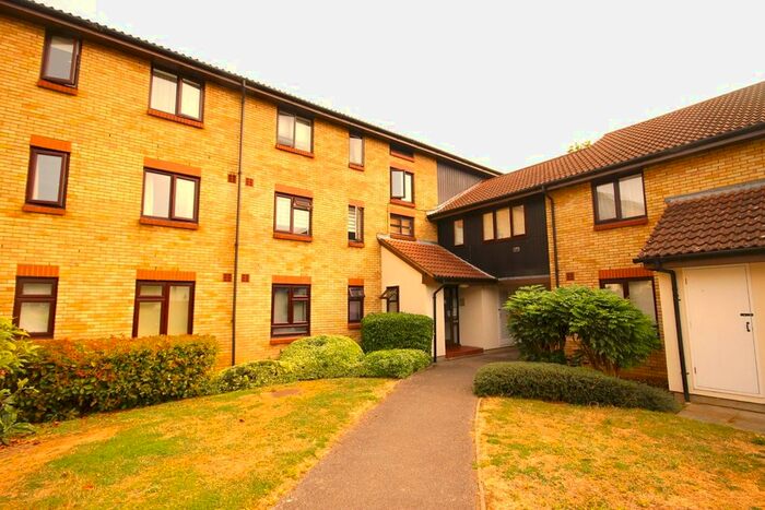 2 Bedroom Flat To Rent In King Arthur Court, Cheshunt, Waltham Cross, EN8