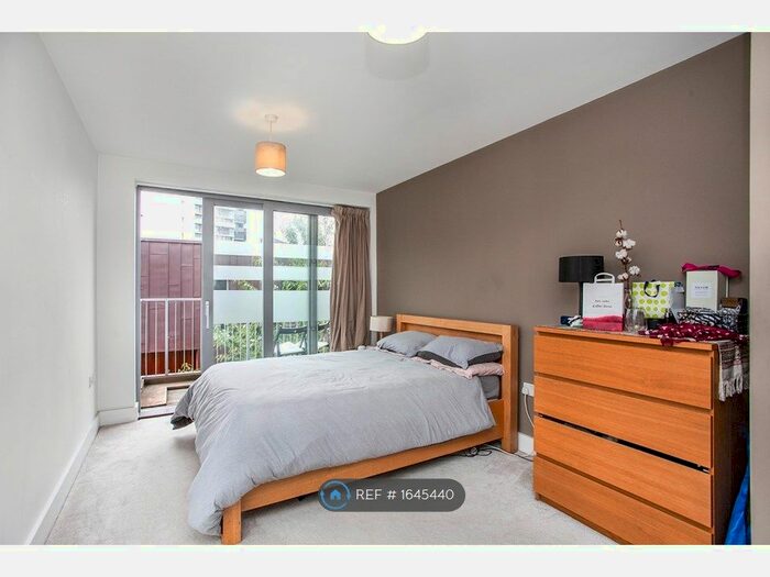 2 Bedroom Flat To Rent In Claremont Court, Bethnal Green, E2