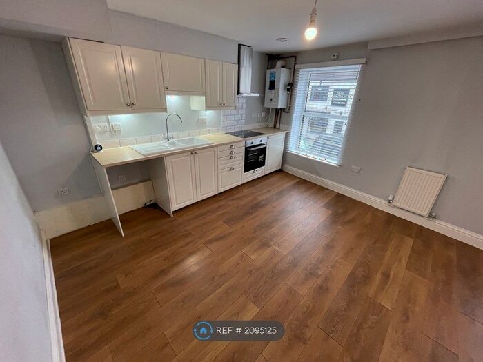 2 Bedroom Flat To Rent In Worsley Road, Eccles, Manchester, M30