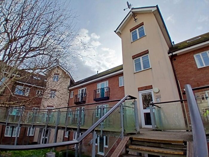 2 Bedroom Flat To Rent In Lumley Road, Horley, RH6